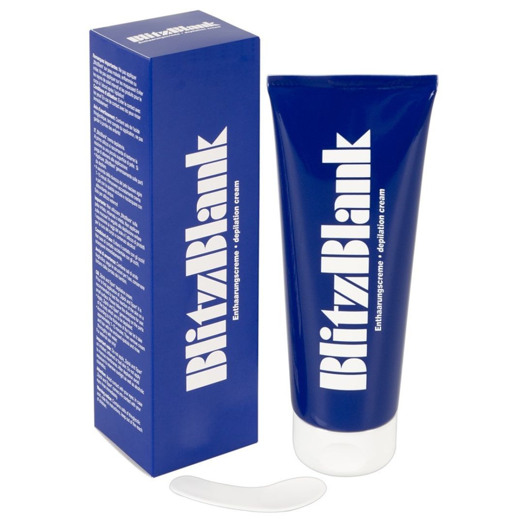 Blauwe tube BlitzBlank ontharingscrème en vouwdoos ernaast, met spatel.