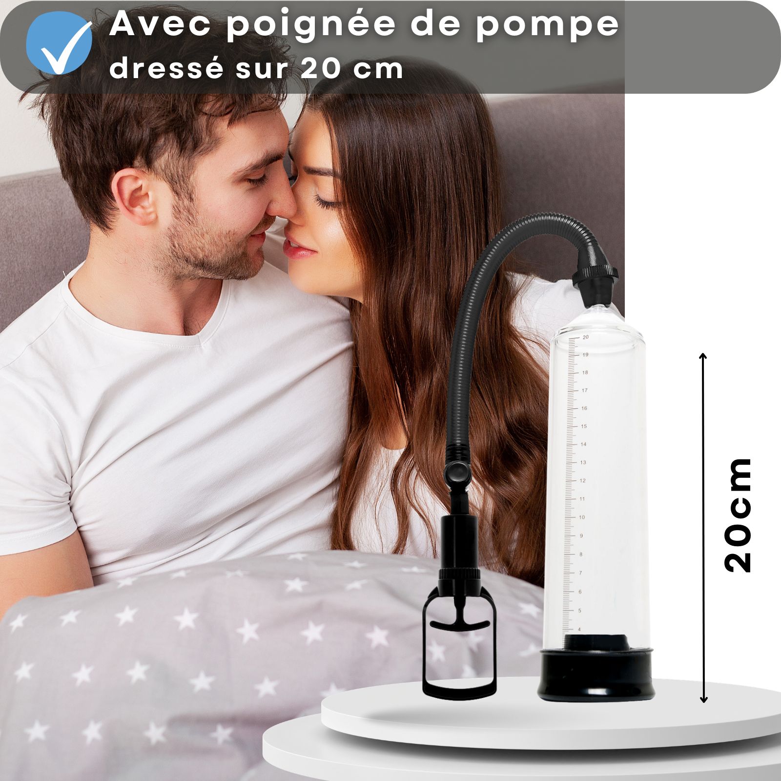Pompe à pénis avec poire. Boîtier transparent, base et tuyau noirs. Couple au lit.