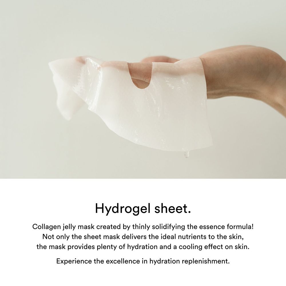 Hand houdt een transparant gezichtsmasker vast. Tekst: Hydrogel sheet. Collagen jelly mask created by thinly solidifying the essence formula!