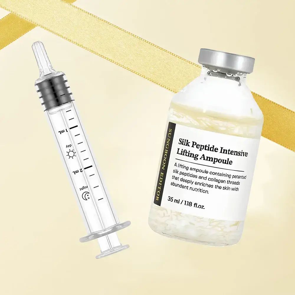 Flacon en verre et seringue. Sur le flacon : Silk Peptide Intensive Lifting Ampoule. Seringue avec graduations en ml. Fond jaune.