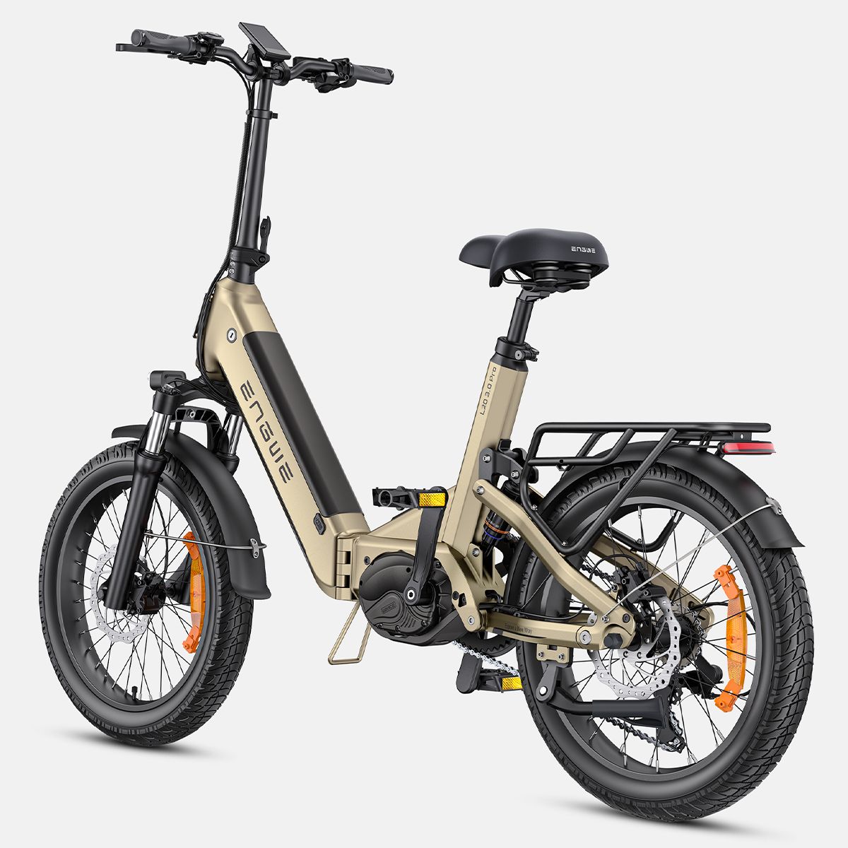 Beige elektrische fiets met zwarte banden en bagagerek. Merk ENGWE.