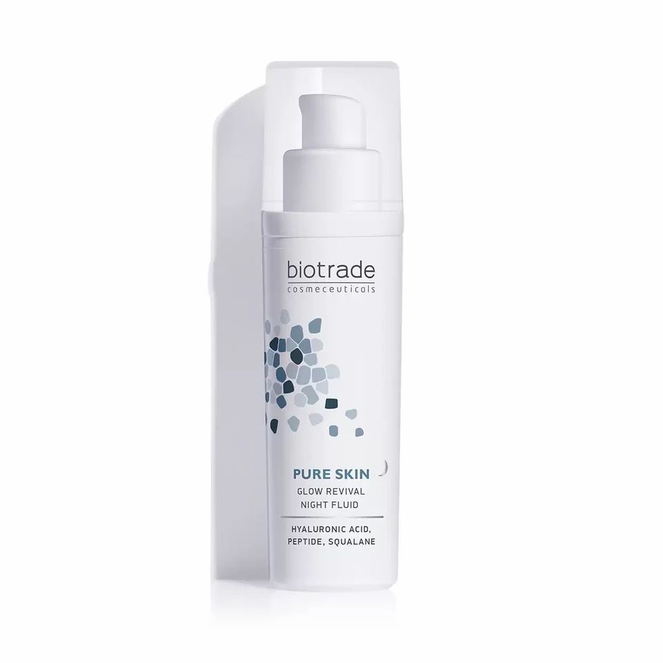 Flacon blanc avec texte du produit. Texte : Pure Skin Glow Revival Night Fluid. Contient de l'acide hyaluronique, des peptides, du squalane. Sur fond blanc.