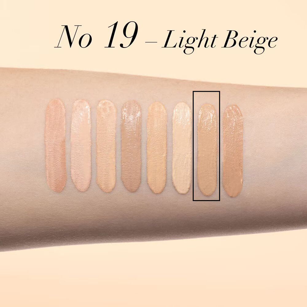 Arm met kleurstalen. Nummer 19 Light Beige is gemarkeerd. Verschillende huidtinten in strepen.