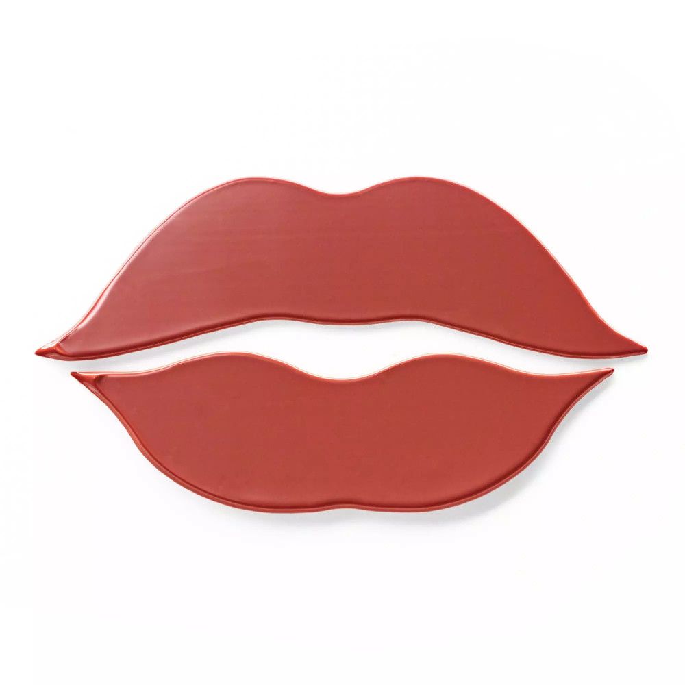 Deux formes de lèvres rouges sur fond blanc. Les formes sont brillantes et de couleur rouge.