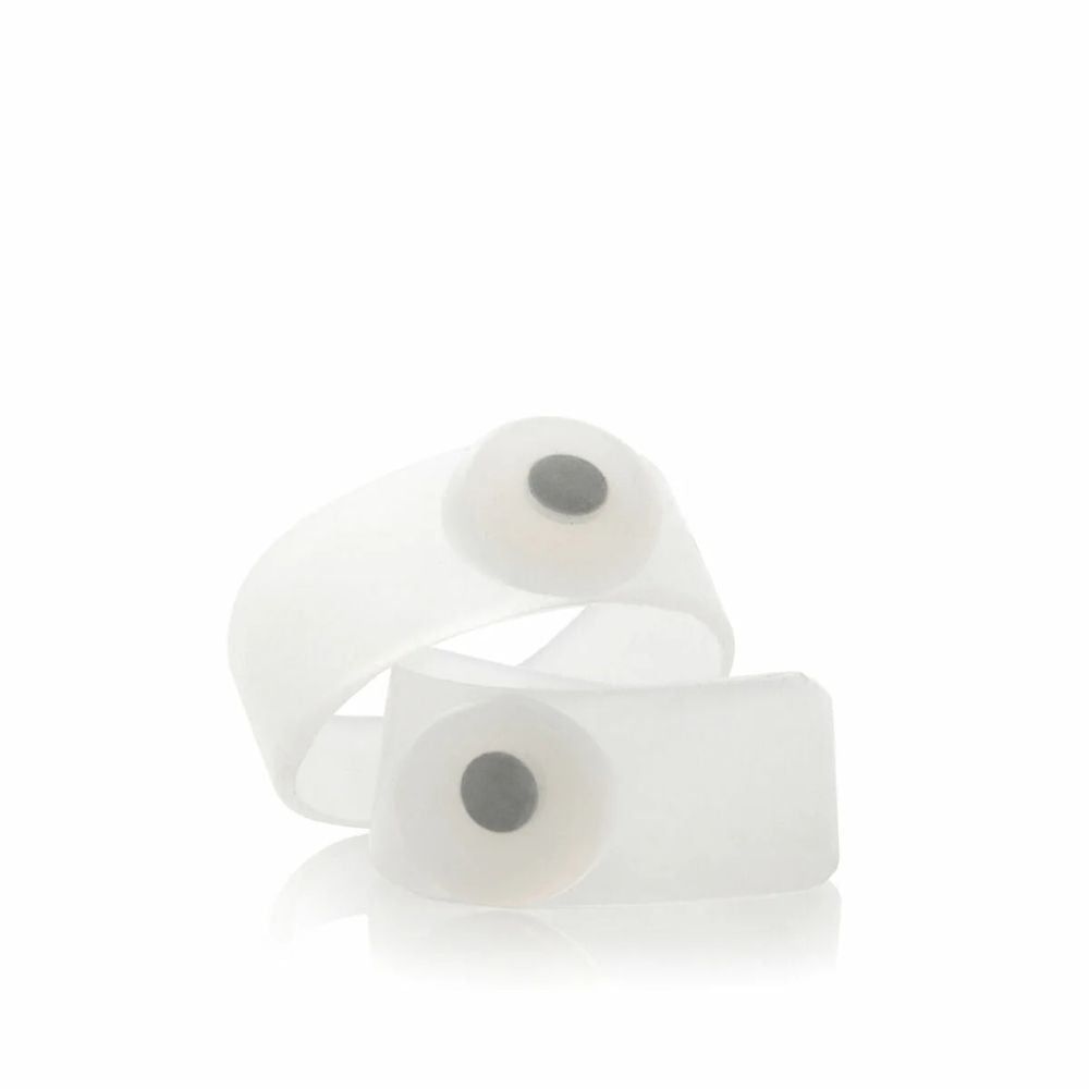 Deux produits blancs en forme d'anneau avec un centre gris. Sur fond blanc.