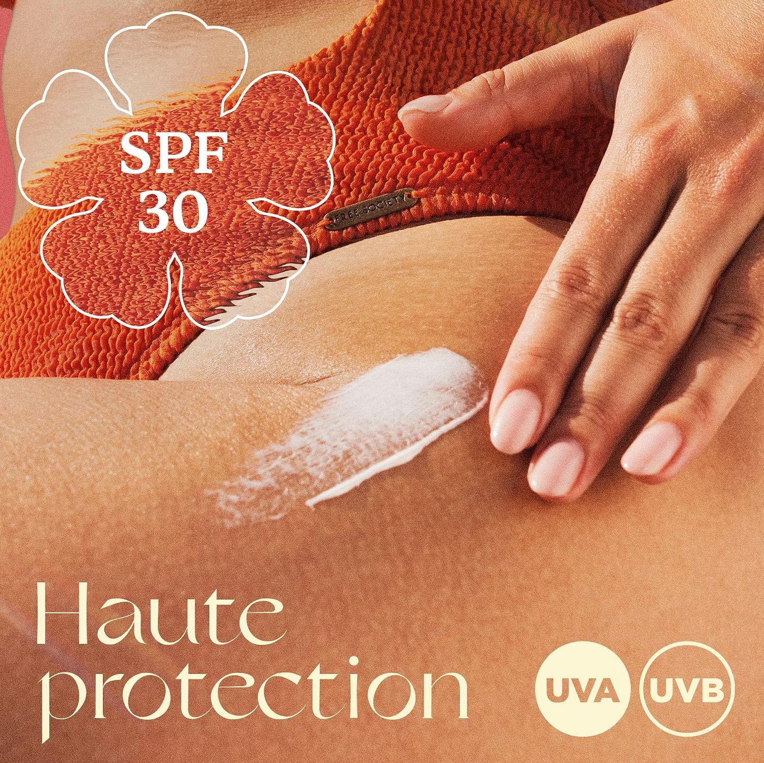 Crème SPF 30 appliquée sur la peau. Protection UVA/UVB.