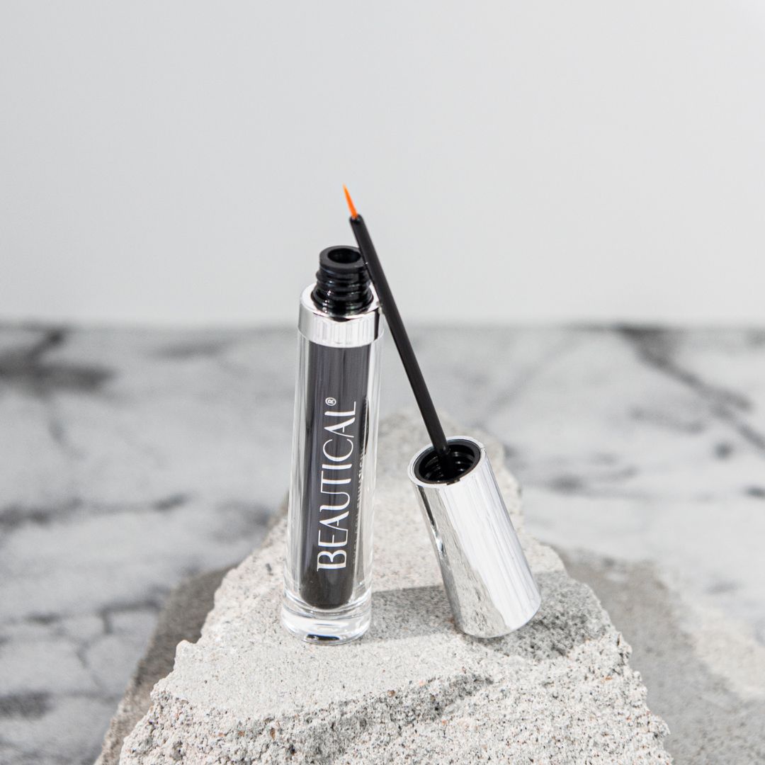 BEAUTICAL Sérum pour cils. Flacon noir, bouchon argenté, applicateur.