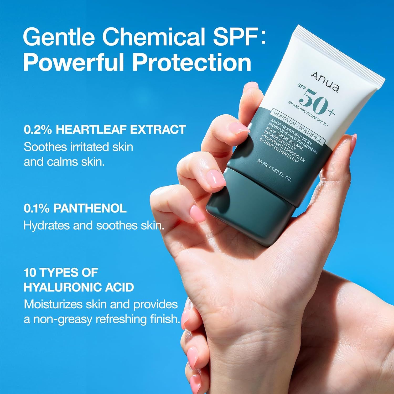 Main tenant un tube. Texte: Gentle Chemical SPF: Powerful Protection. Ingrédients: Heartleaf, Panthénol, Acide hyaluronique.