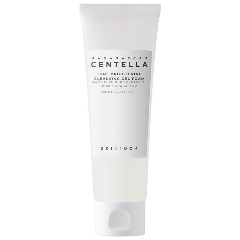 Tube blanche avec texte: MADAGASCAR CENTELLA, Tone Brightening Cleansing Gel Foam. Marque SKIN1004.