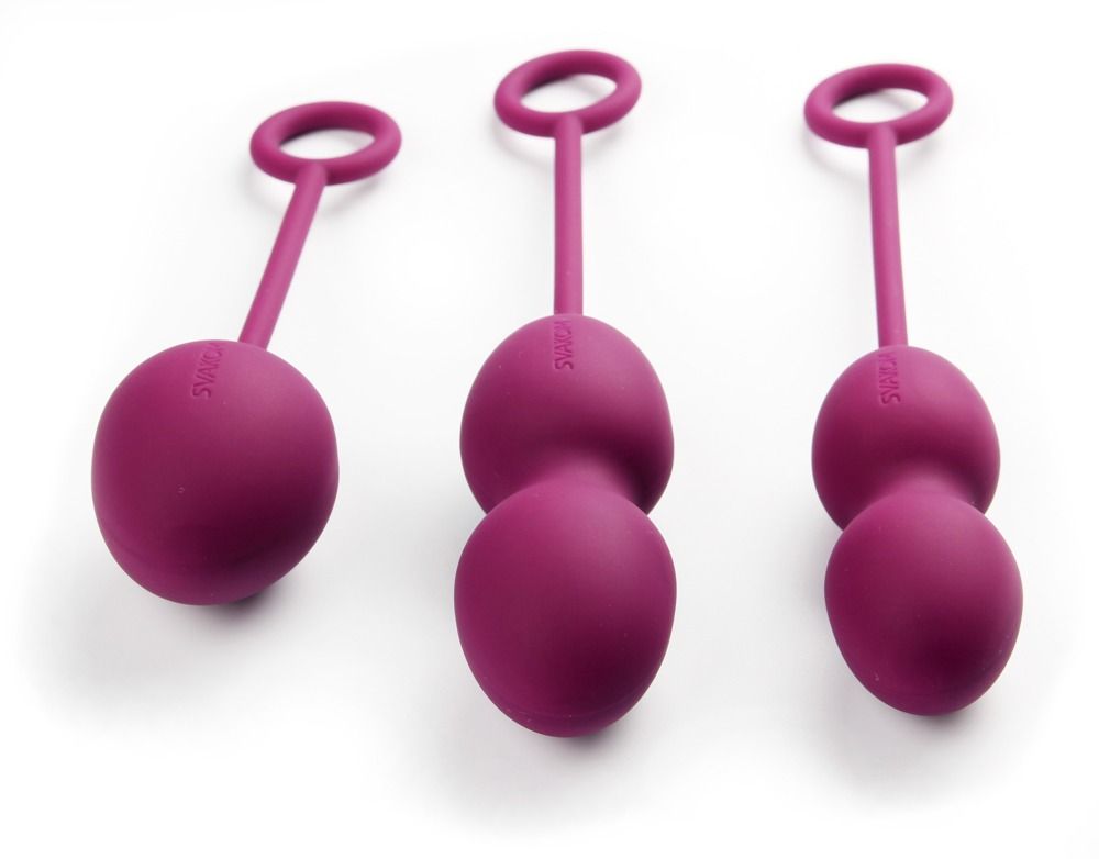Trois boules de Kegel violettes de différentes tailles avec des boucles.