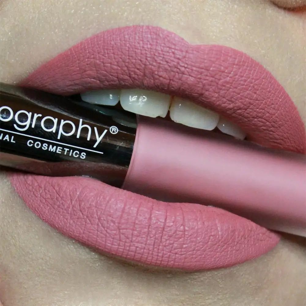 Mond met roze lipstick. Lipstick tube met zilveren dop en BODYOGRAPHY tekst.