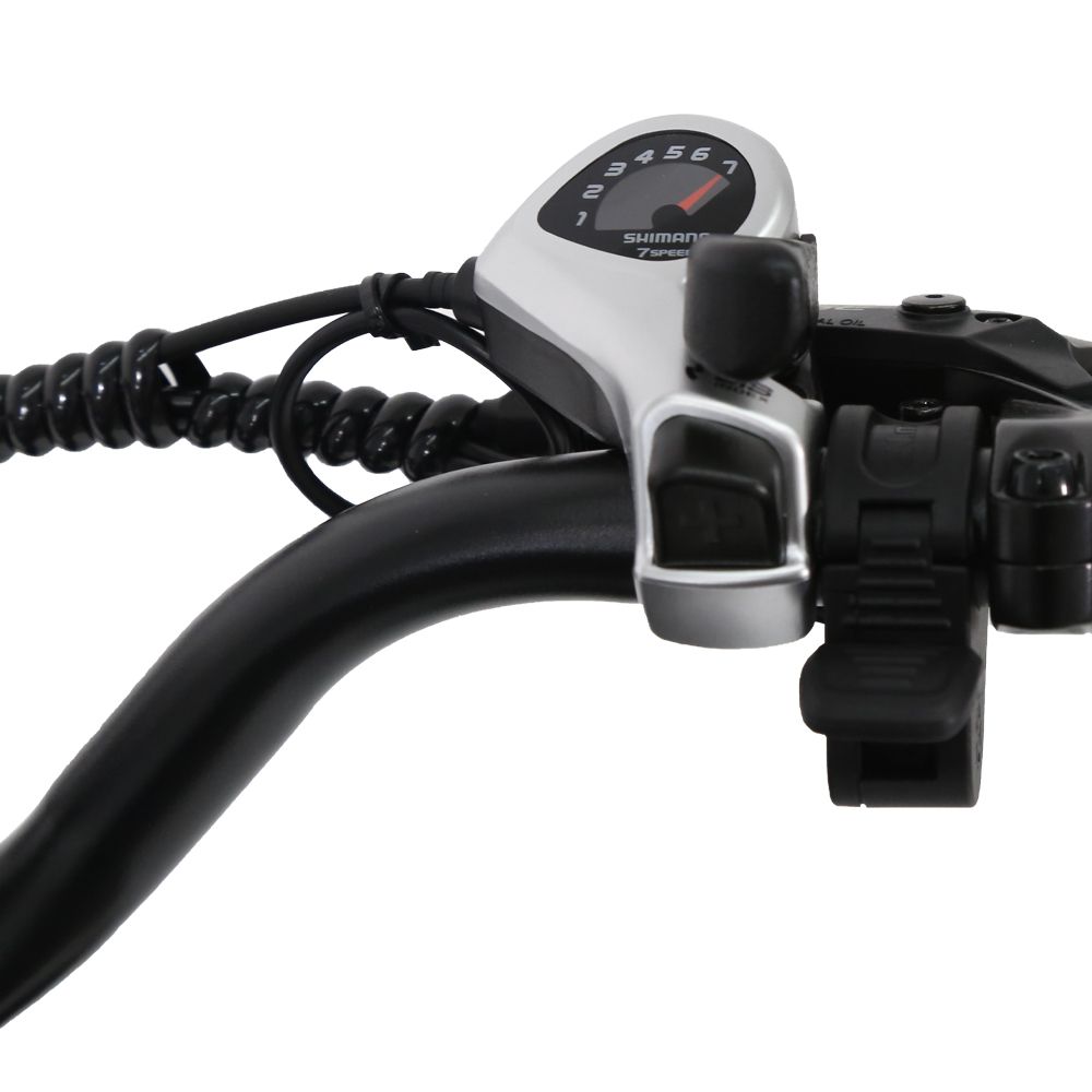 Stuurdetail van de elektrische mountainbike. Shimano versnelling, remhendel, zwarte handvatten.