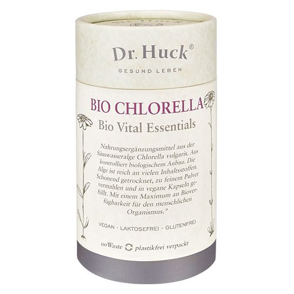 Cilindrische kartonnen doos met opschrift BIO CHLORELLA. Vegan, lactosevrij, glutenvrij. Bloemenillustraties en productinfo.