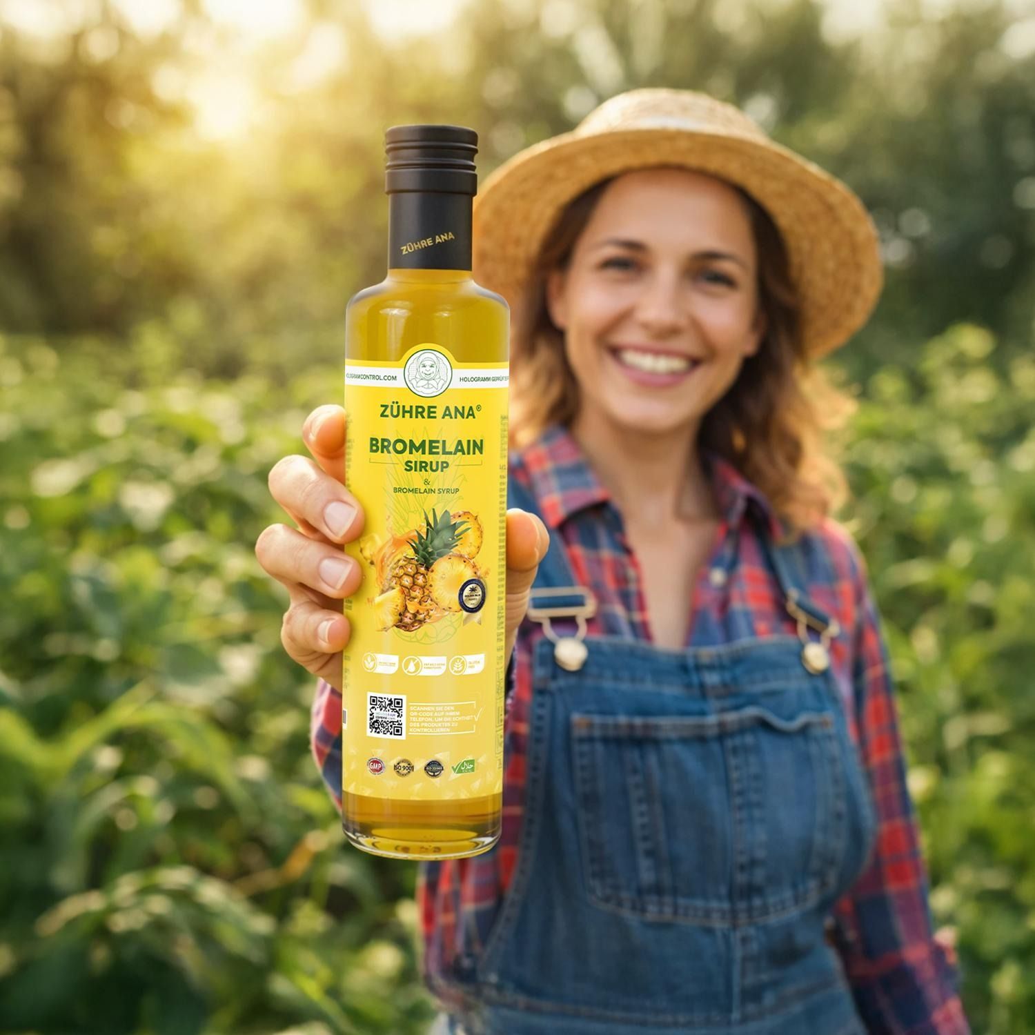 Une femme tenant une bouteille de sirop de bromélaïne Zühre Ana dans un champ.