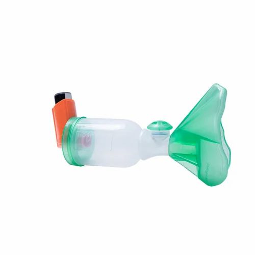 Medicijnspacer met inhalator en masker. Transparante container met groen masker en oranje inhalator.