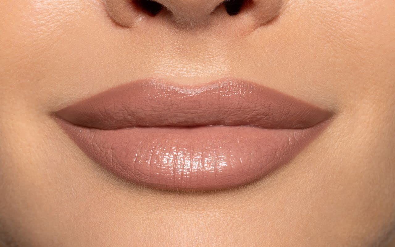 Gros plan sur des lèvres peintes avec un rouge à lèvres rose. Les lèvres sont brillantes.