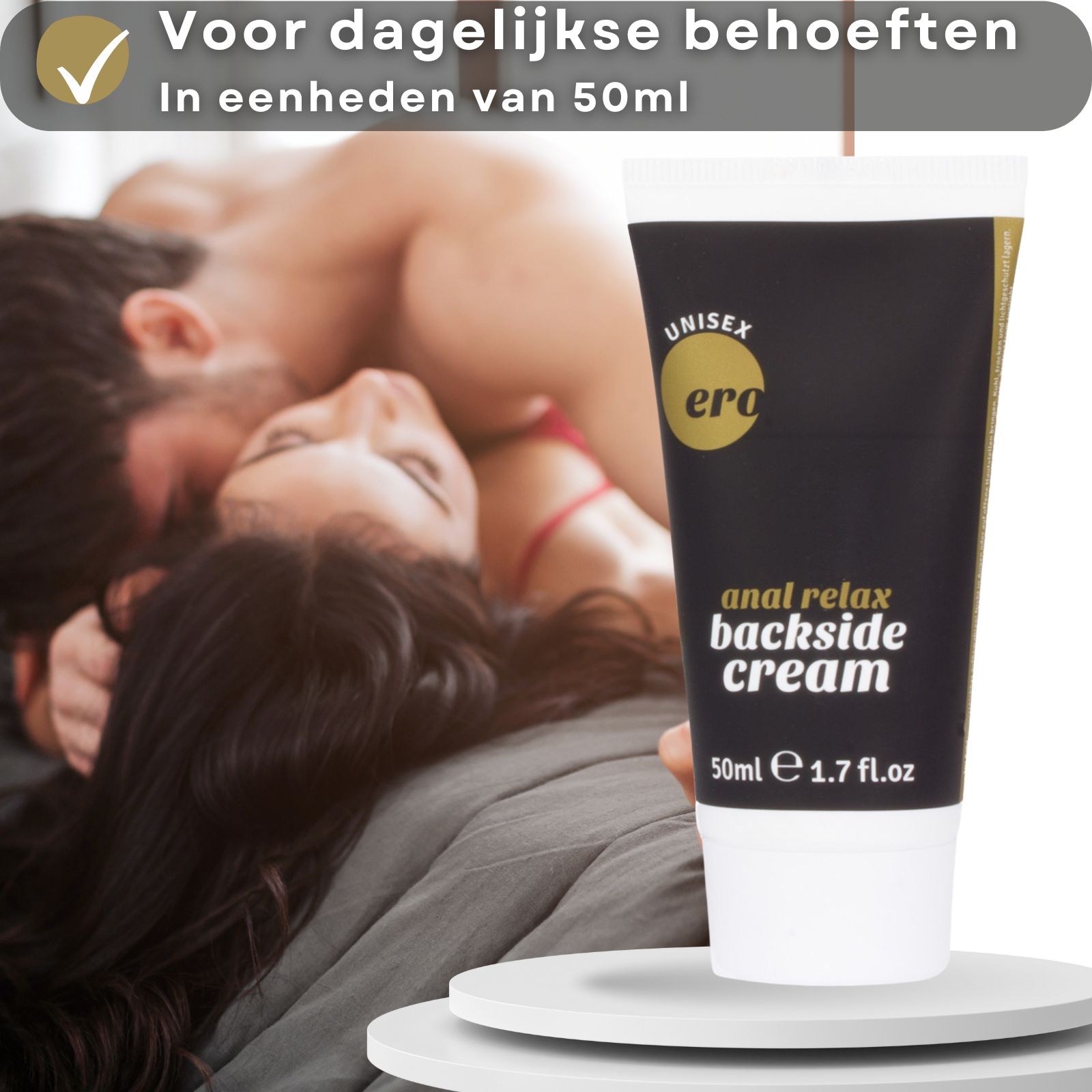 Crèmetube en tekst. Opschrift: "Ero", "anal relax backside cream". Zwarte tube, gouden tekst. Paar op de achtergrond.