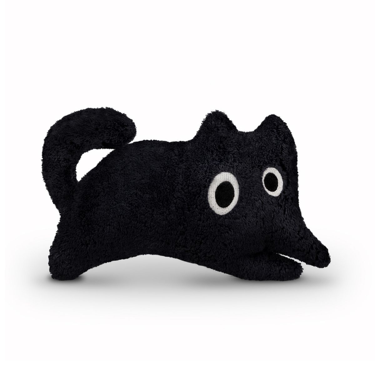 Zwart knuffeldier in katvorm. Zacht materiaal, witte ogen. Liggende positie, lichtjes gekanteld.