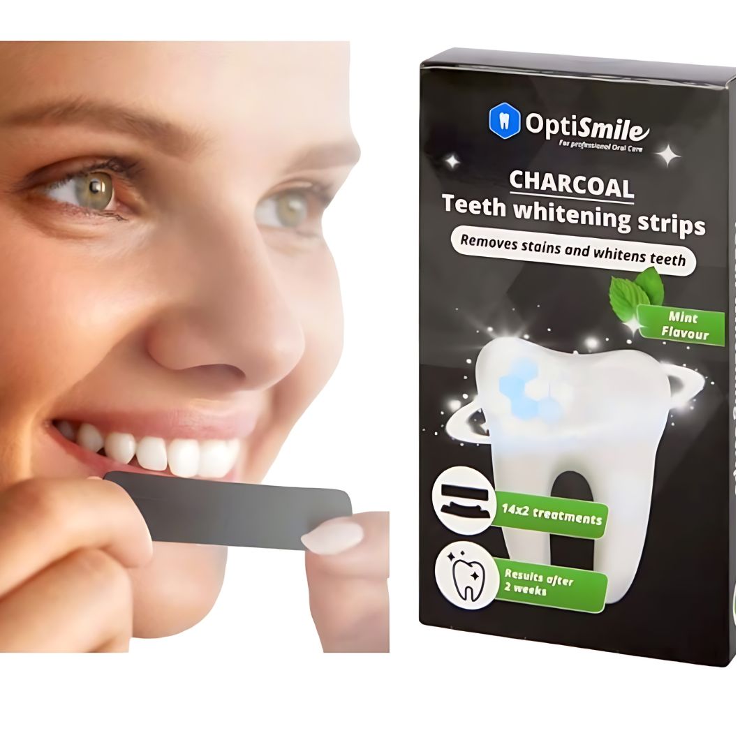Femme tenant des bandes blanchissantes à côté de l'emballage. Emballage avec logo OptiSmile et nom du produit. Texte: Charcoal Teeth whitening strips, 14x2 traitements.