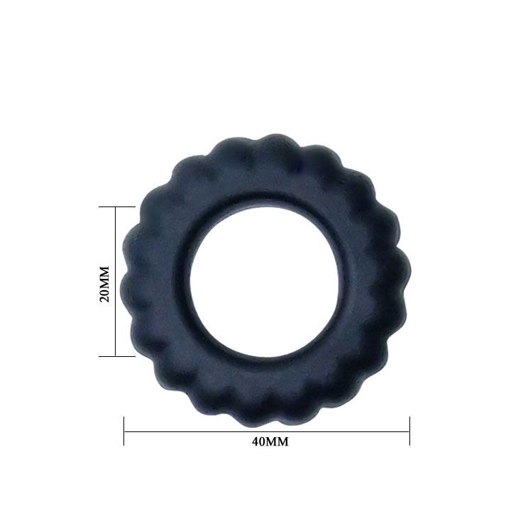 Zwarte, geribbelde cockring van flexibel materiaal met afmetingen (40mm x 20mm).