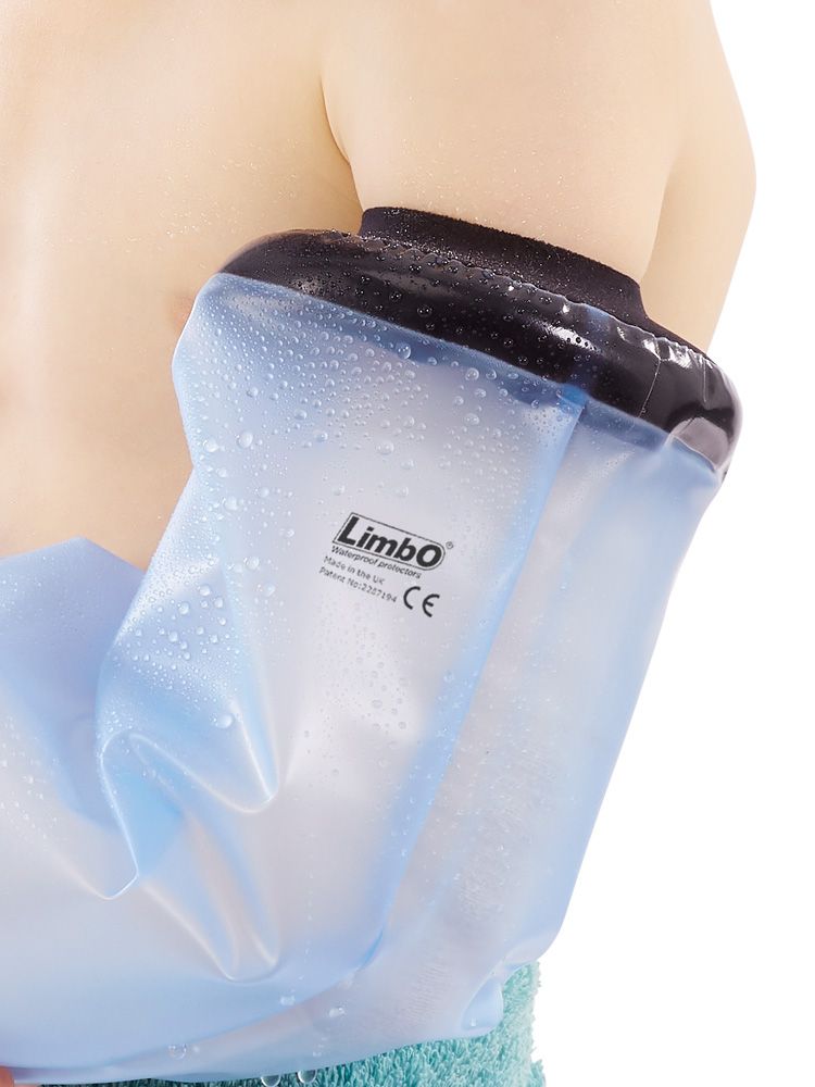 Protection pour plâtre de bras. Matériau bleu transparent, bord noir. Marquage CE et logo.