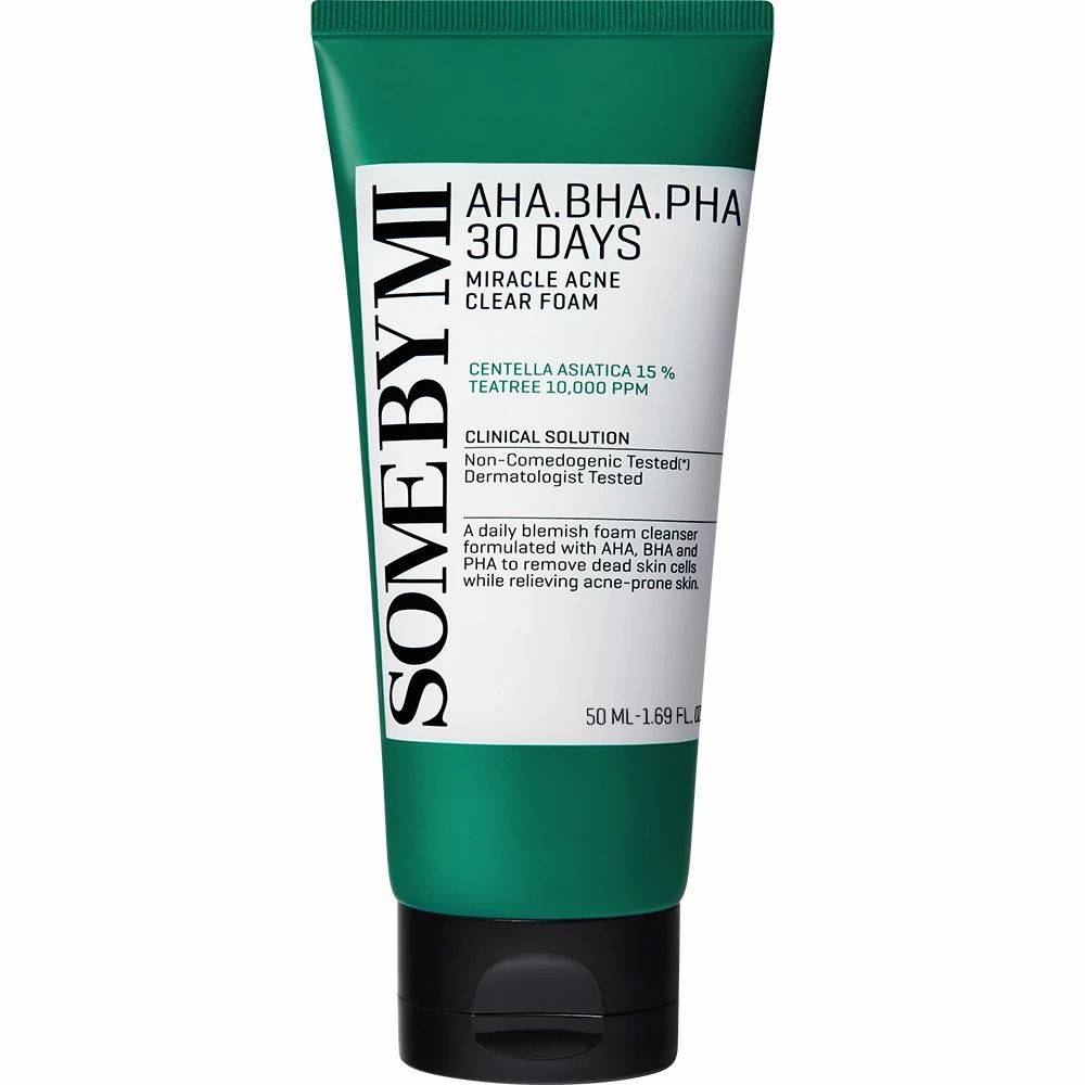 Groene tube met zwarte dop. Tekst: SOME BY MI, AHA.BHA.PHA 30 Days Miracle Acne Clear Foam. Opschrift: 50 ml.