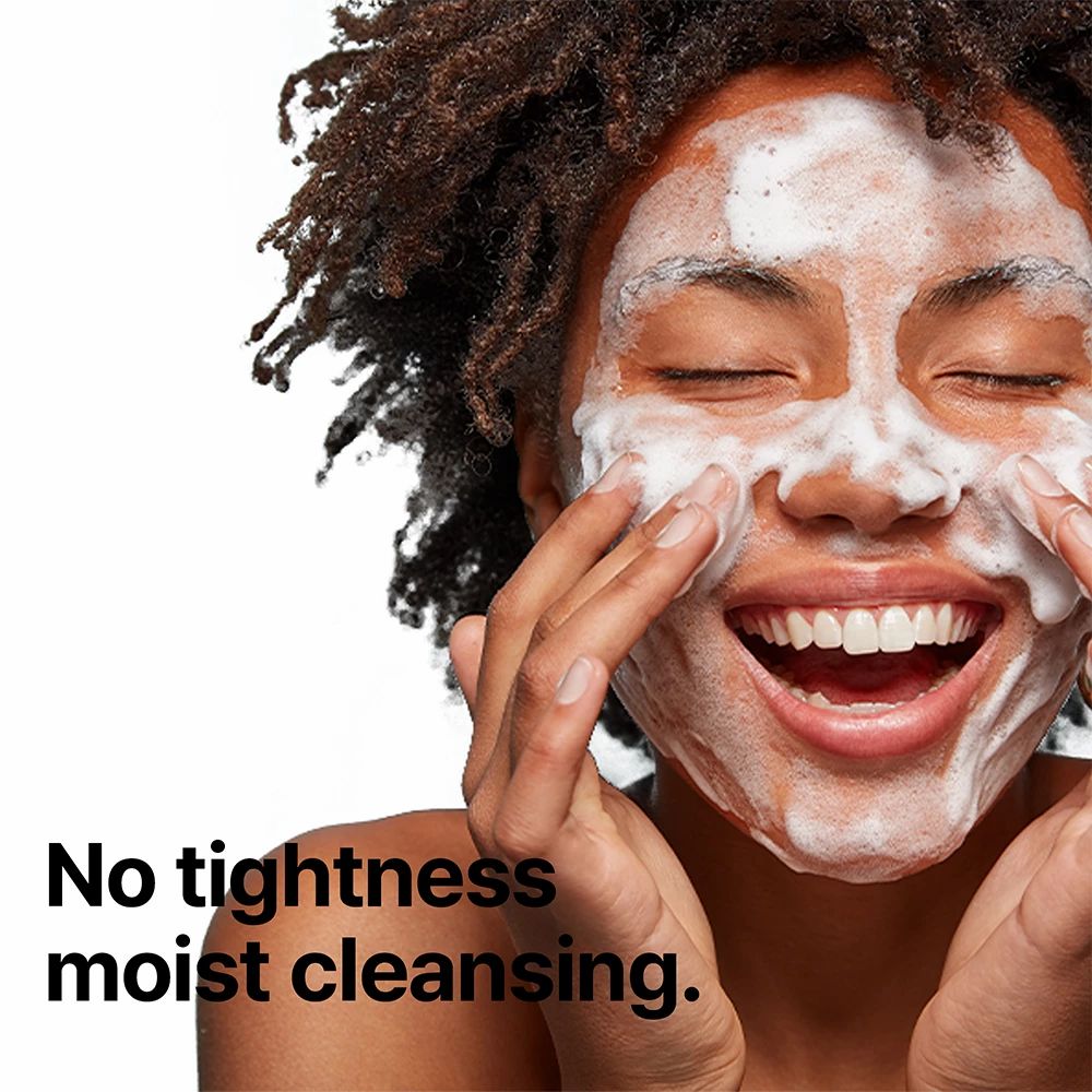 Femme aux yeux fermés, visage couvert de mousse. Texte: No tightness moist cleansing.