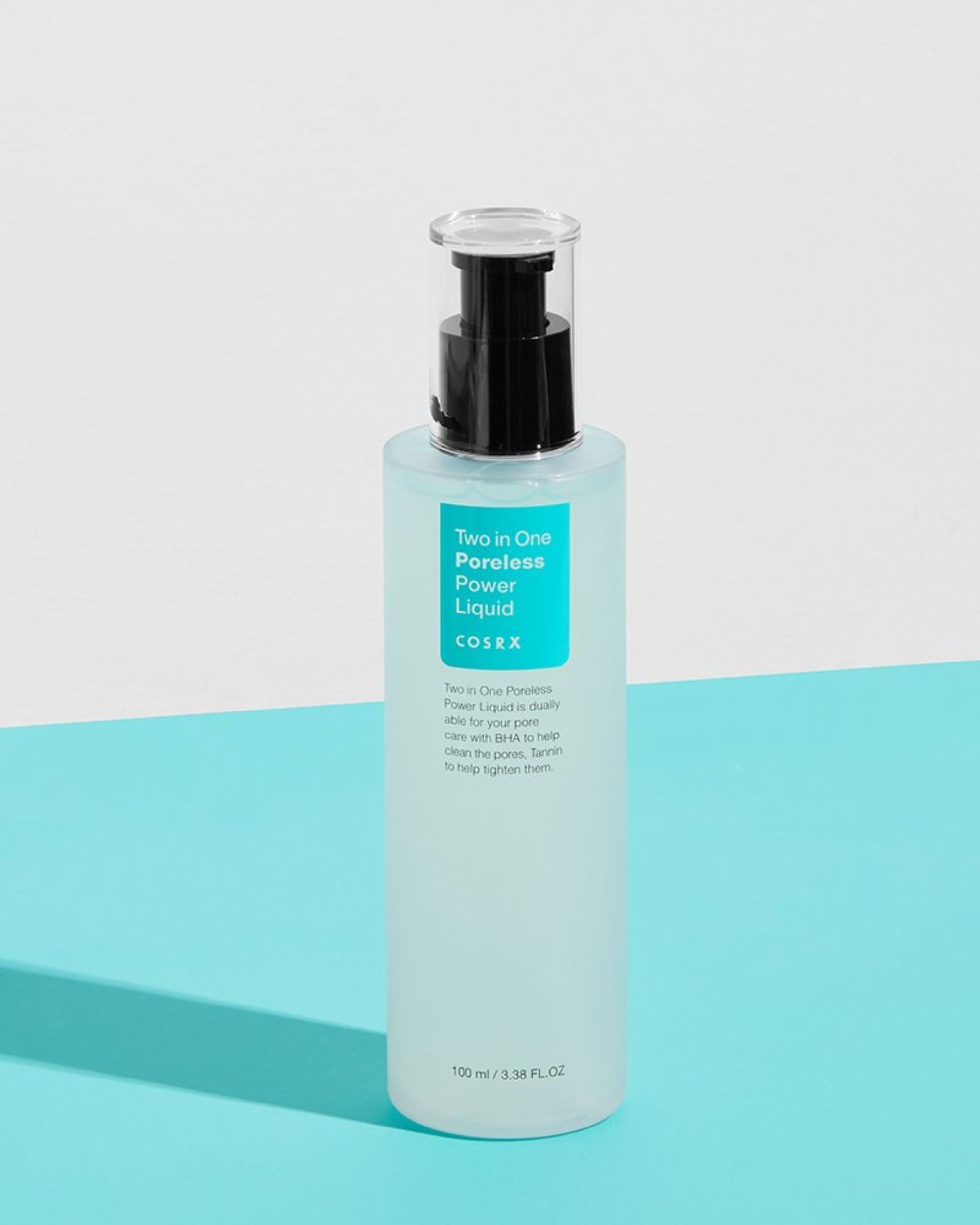 Witte fles met pomp. Opschrift: Two in One Poreless Power Liquid, COSRX. Blauwe achtergrond.