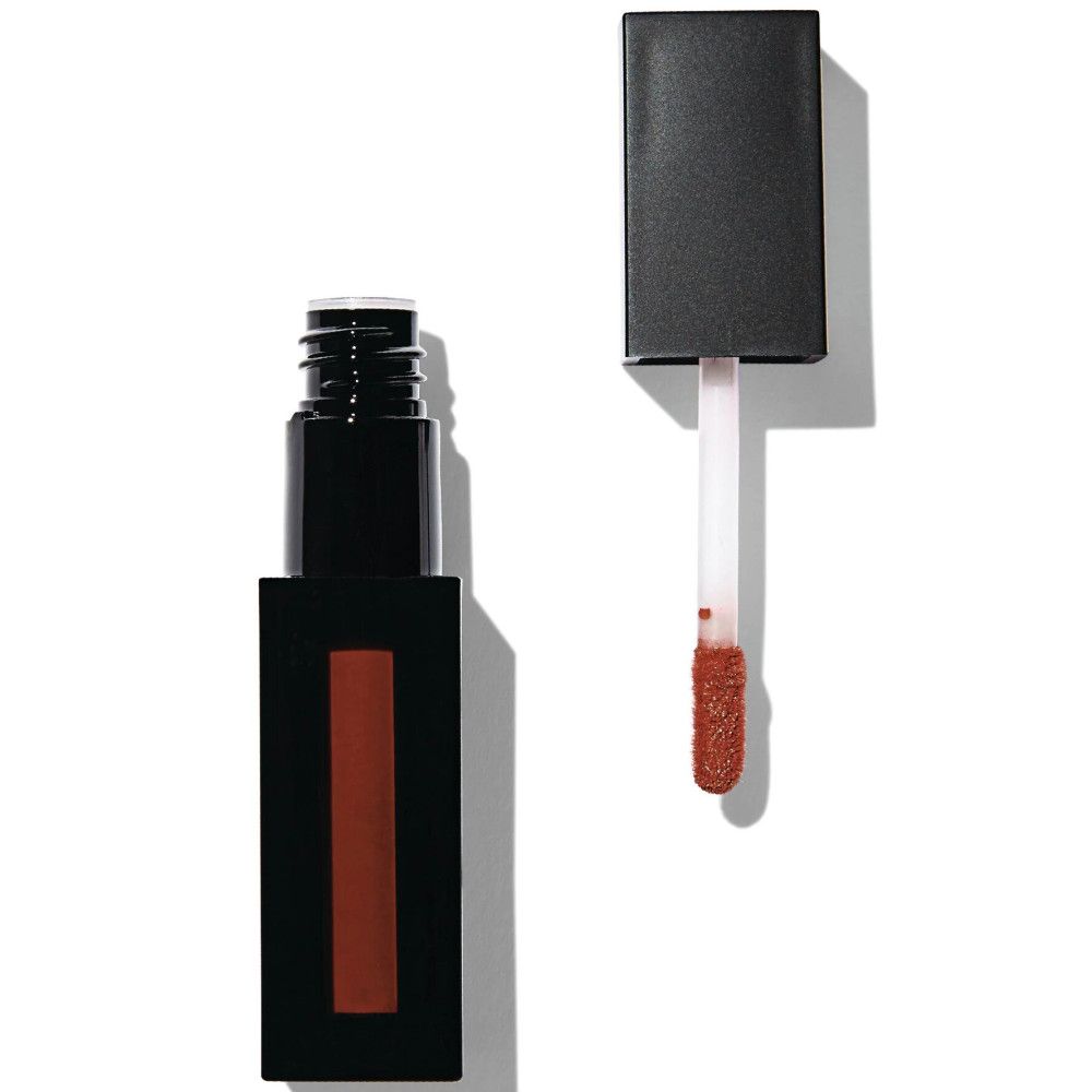 Tube de gloss noir rectangulaire avec bande marron. Couvercle à côté, applicateur visible.