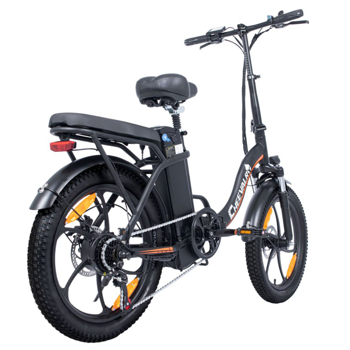 Zwarte elektrische fiets met bagagedrager en achterlicht. Banden, zadel en details zichtbaar.