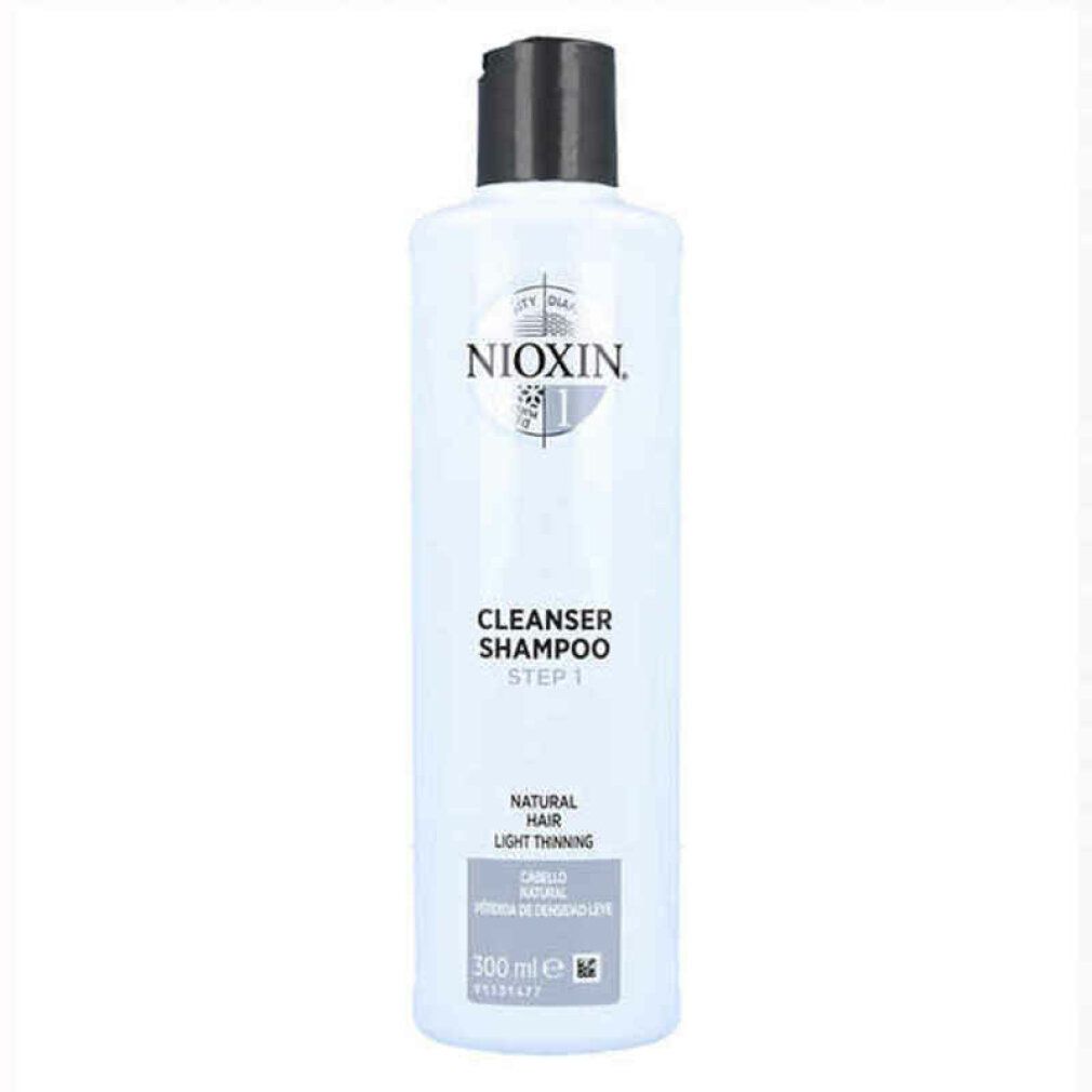 Flacon de shampooing blanc, bouchon noir. Inscription: Nioxin, Cleanser Shampoo, Step 1. Pour cheveux fins. Volume.