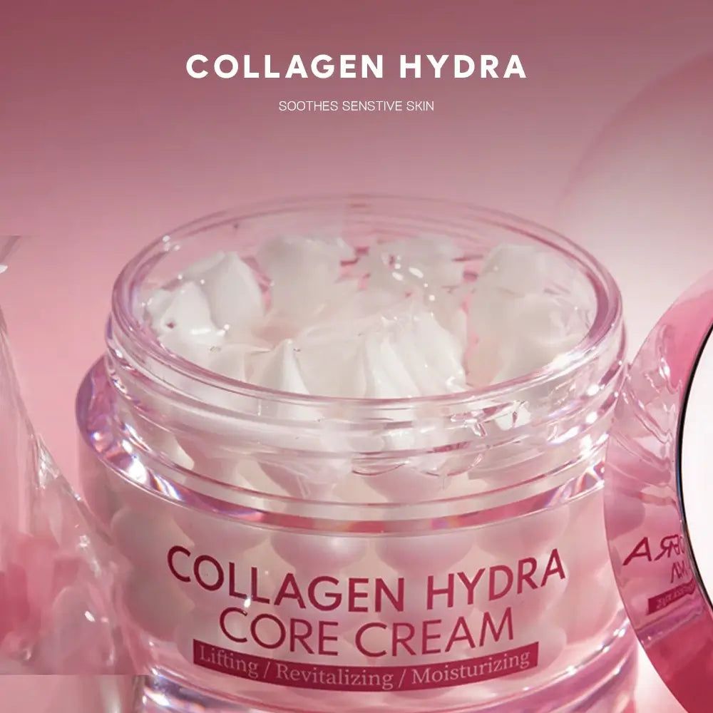 Pot de crème ouvert avec couvercle rose. Inscription: Collagen Hydra Core Creme. Texte: Lifting / Revitalizing / Moisturizing.