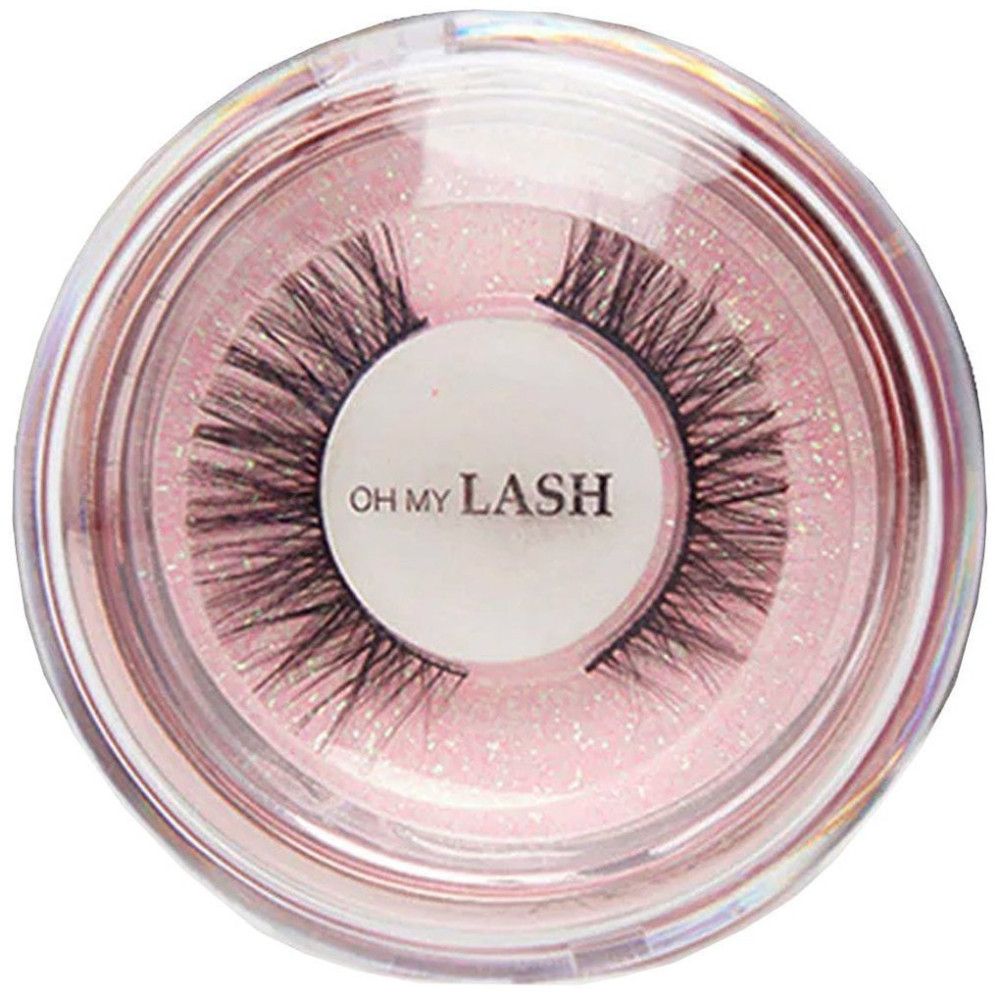 Gros plan d'une boîte de rangement ronde rose avec faux cils. Inscription 'Oh My Lash'.