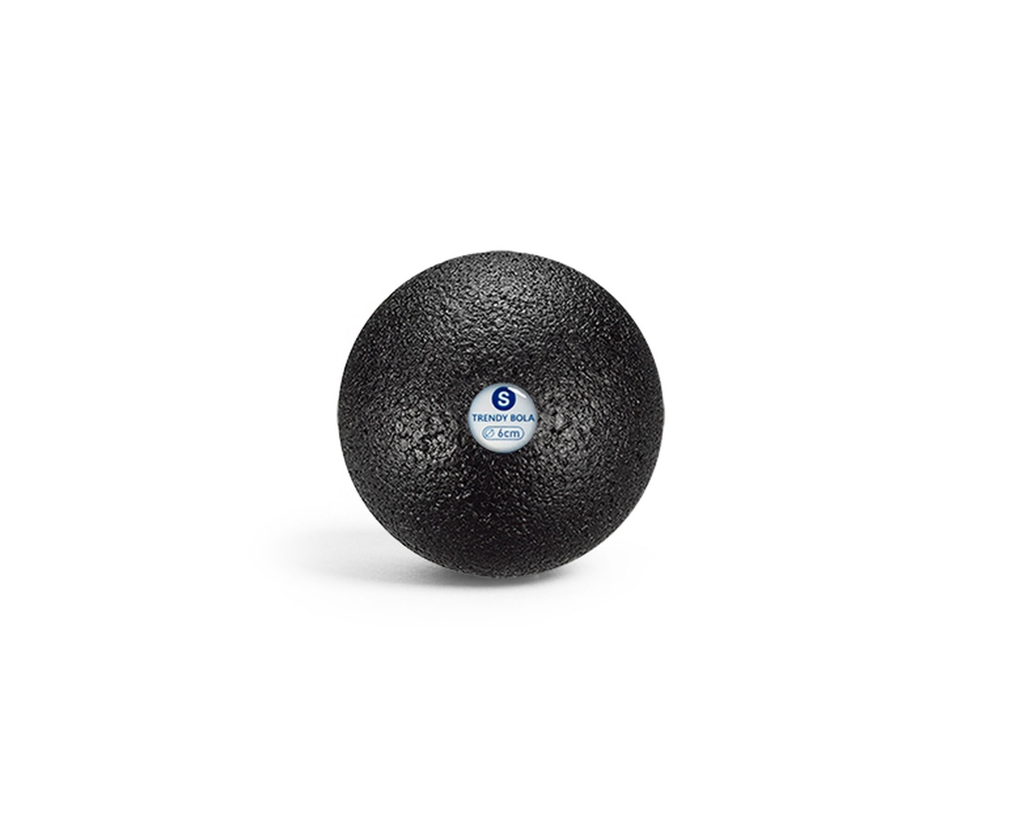 Balle de fascia noire avec surface texturée. Autocollant avec indication de taille. Sur fond blanc.
