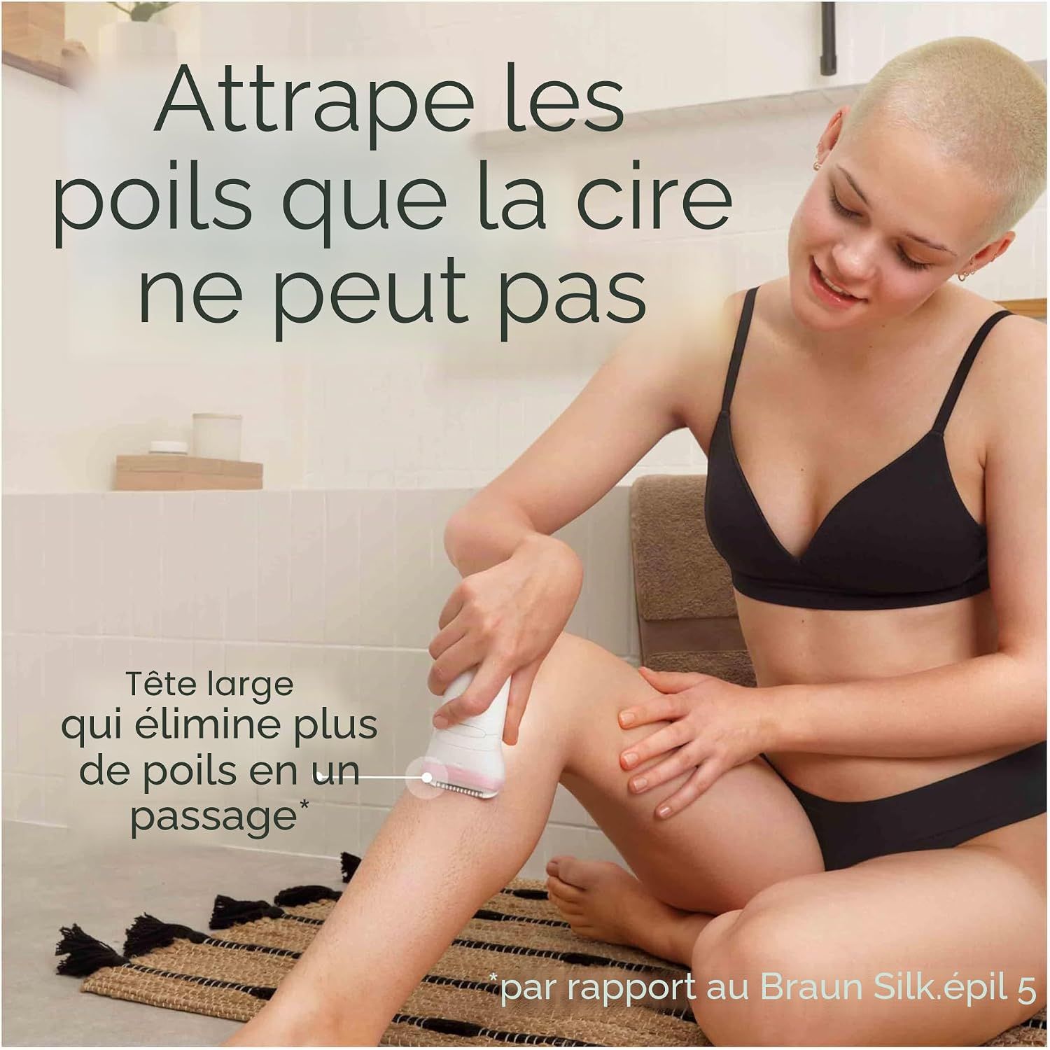 Une femme utilise un épilateur blanc sur sa jambe.