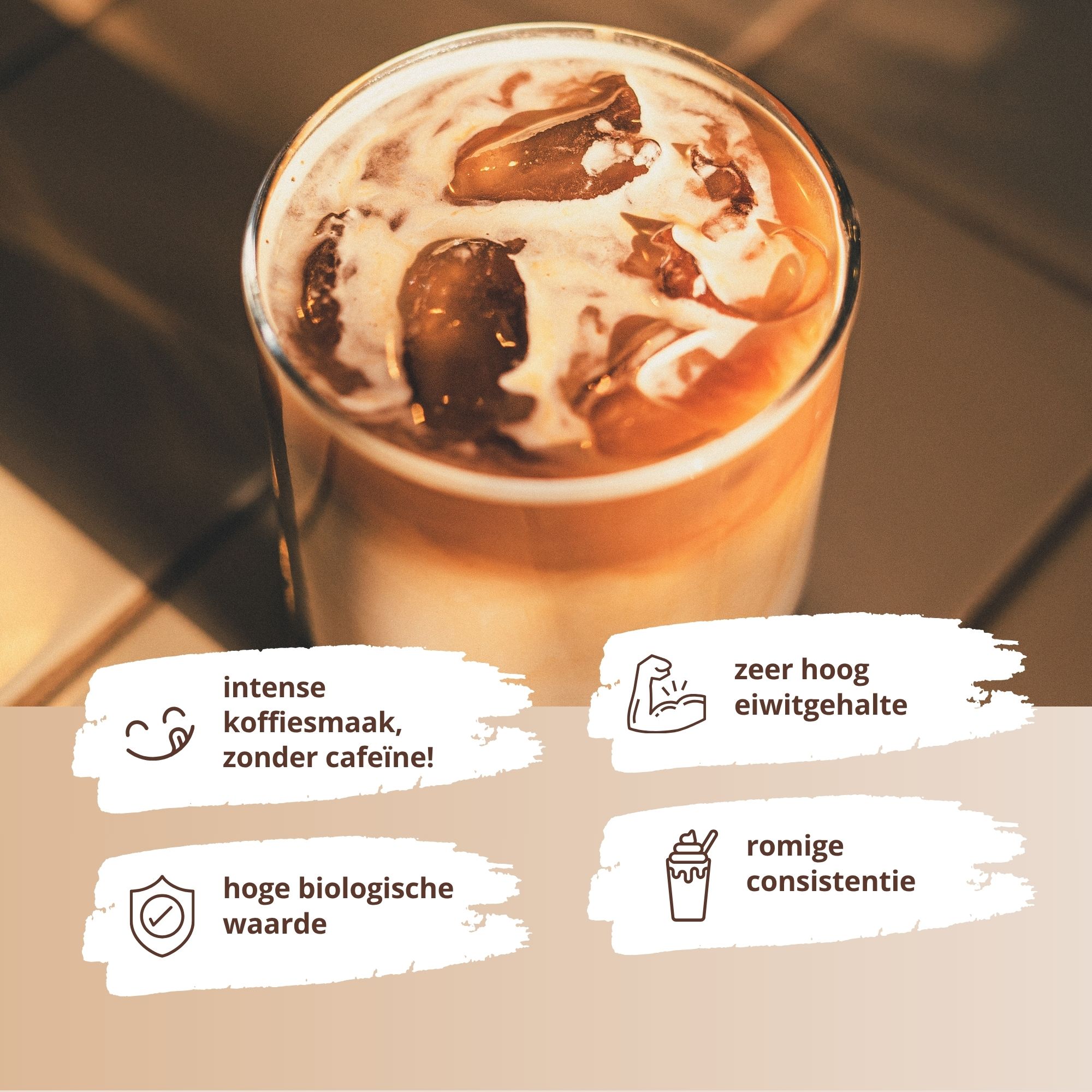 Iced coffee drank met ijsblokjes en room in een glas. Labels: intense koffiesmaak, zonder cafeïne, hoge biologische waarde, zeer hoog eiwitgehalte, romige consistentie.