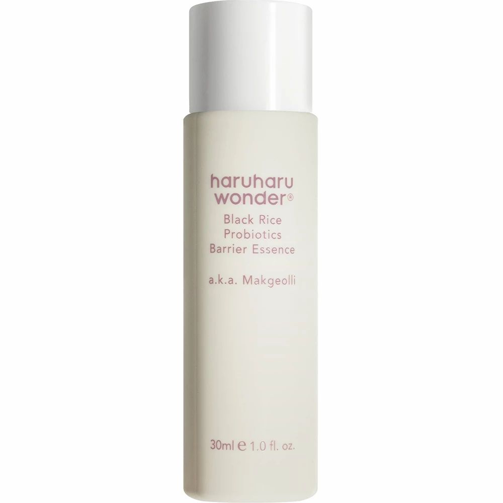 Beige fles met witte dop. Opschrift: haruharu wonder Black Rice Probiotics Barrier Essence. Onder: 30ml e 1.0 fl. oz.