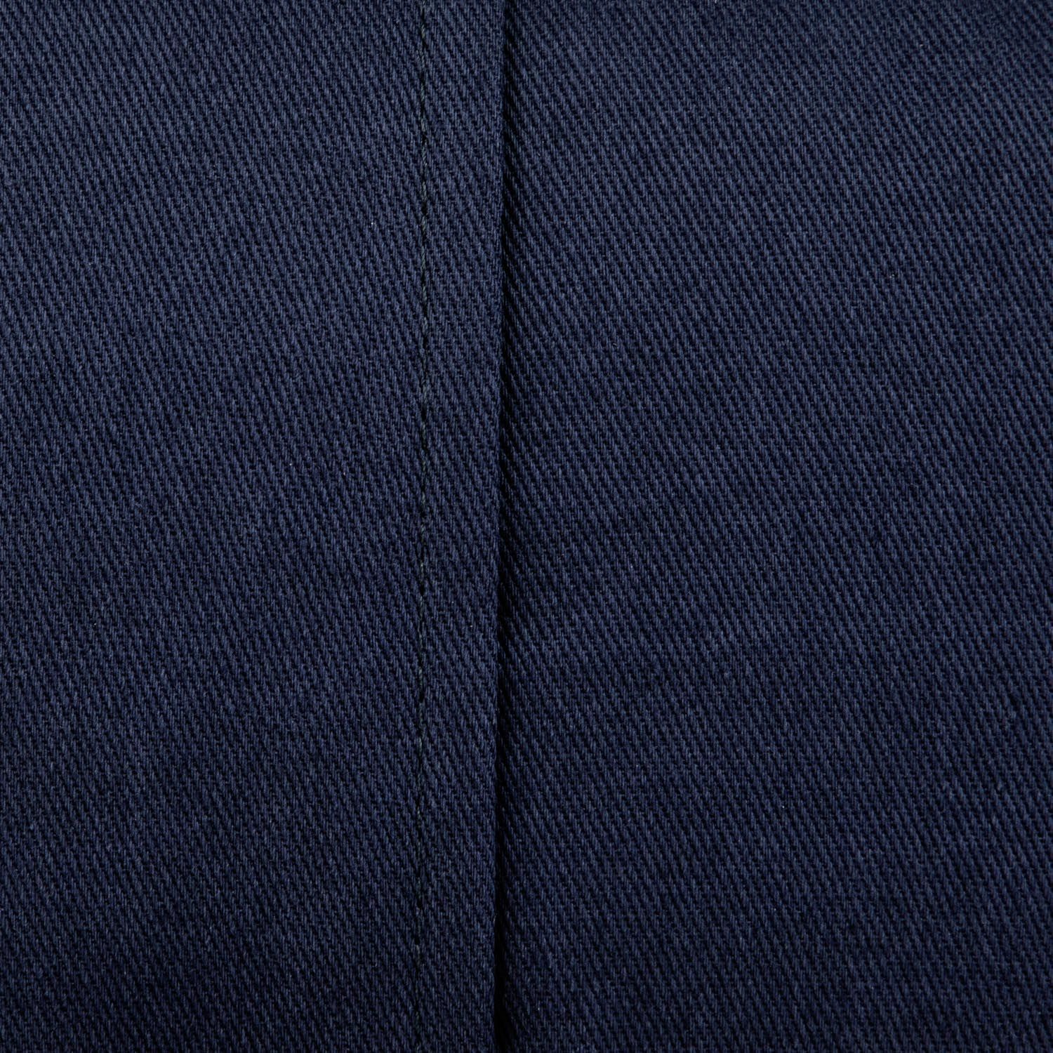 Stoffen textuur van een donkerblauw meditatiekussen met zichtbare naad.