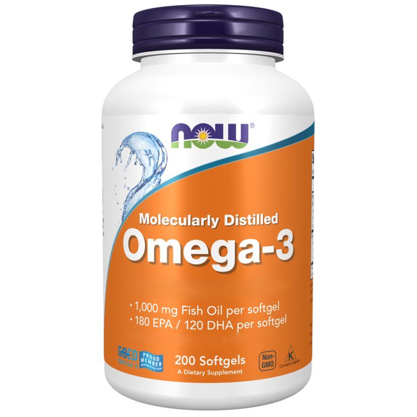 Witte fles met blauwe dop. Oranje etiket met productnaam: Molecularly Distilled Omega-3. Merk: Now Foods.