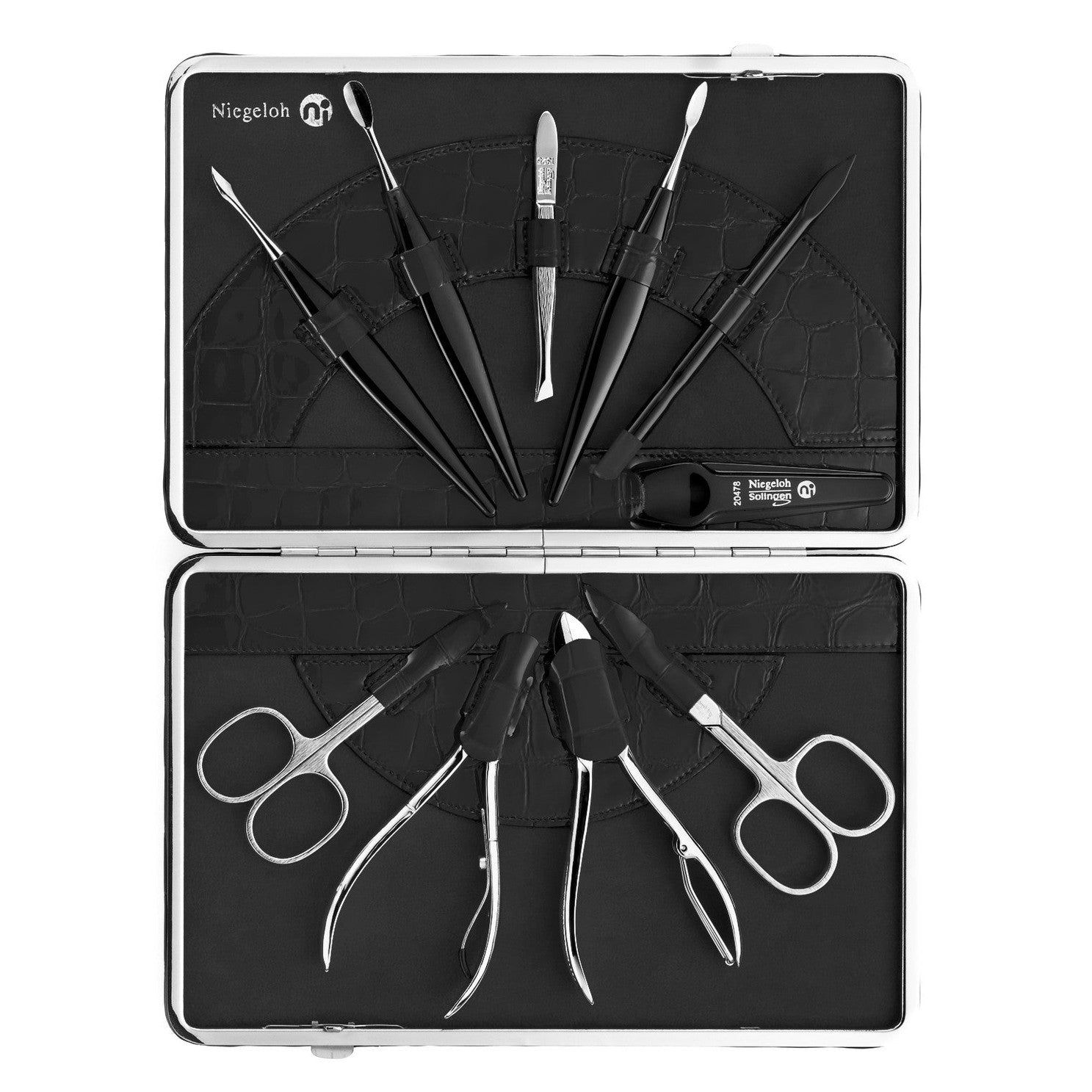 Zwarte etui met manicuregereedschap. Bevat nagelschaar, pincet, bokkenpoot en andere instrumenten. Merk Niegeloh.