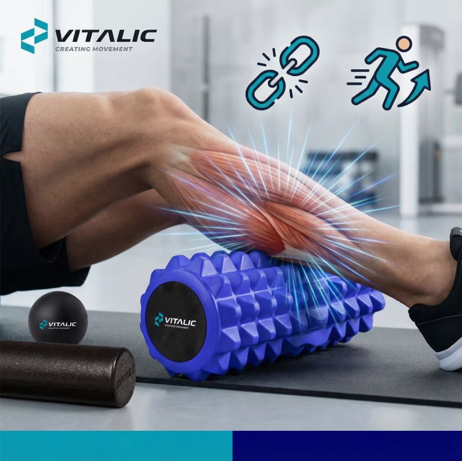 Rouleau bleu cannelé, balle et rouleau noirs. Homme s'entraînant avec le rouleau. Logo VITALIC.