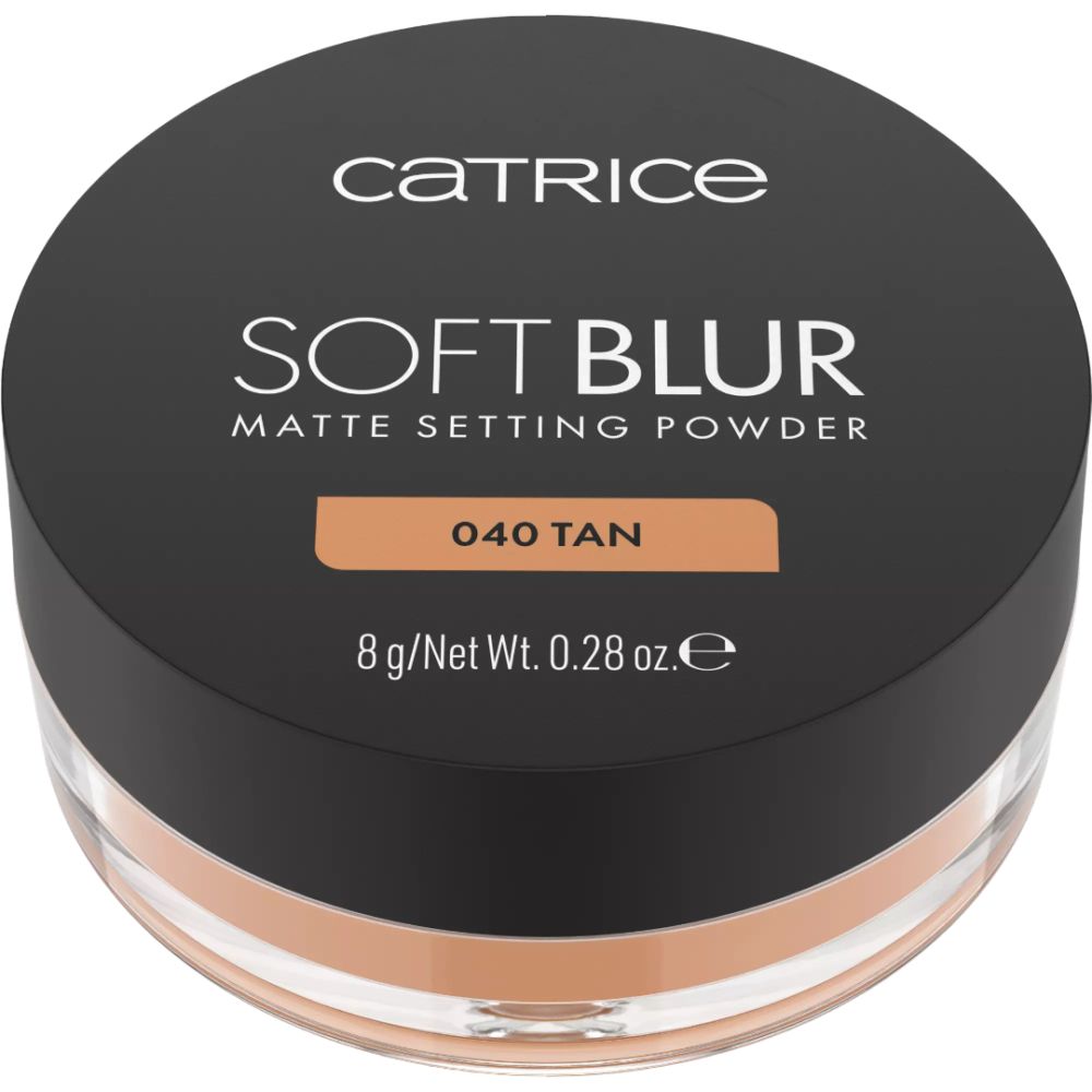Poudre Catrice Soft Blur. Couvercle noir avec nom et teinte du produit. Boîte avec poudre.