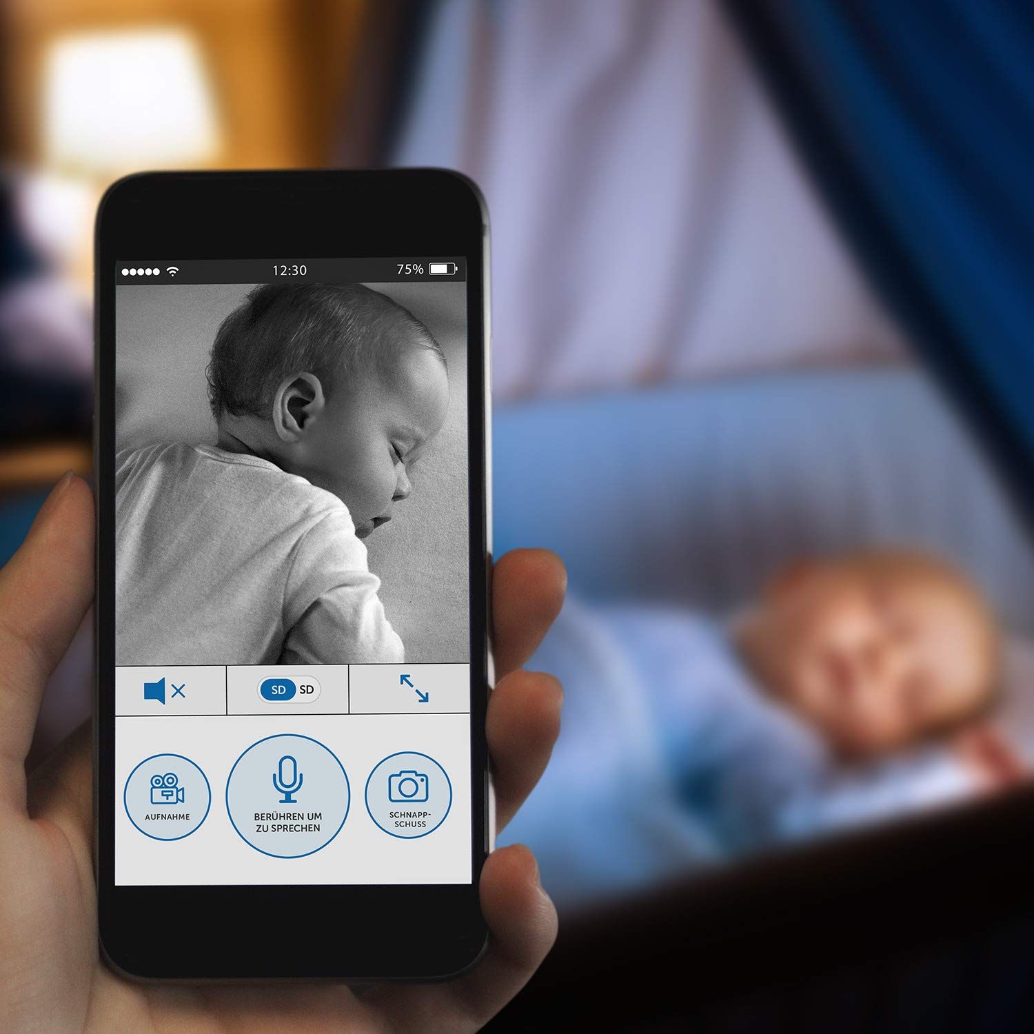 Smartphone toont baby in zwart-wit. Interface met pictogrammen voor functies. Babyfoon niet zichtbaar.