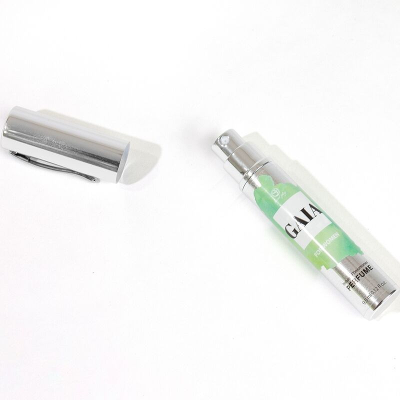 Vaporisateur argenté avec capuchon détaché. Inscription GAIA. Étui transparent.