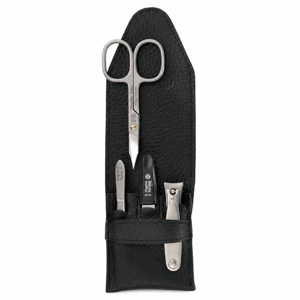 Set de manucure 4 pièces dans un étui en cuir noir : ciseaux à ongles, repousse-cuticules, lime à ongles, coupe-ongles.