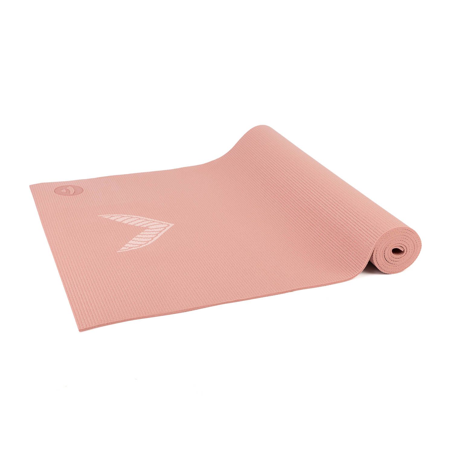 Roze yogamat, gedeeltelijk opgerold. Wit logo en patroon. Gegeribbelde oppervlakte. Schuine weergave.