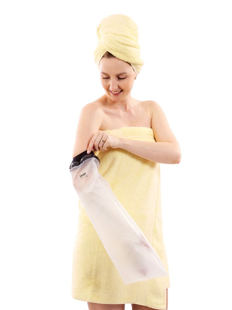 Persoon met gele handdoek en armbeschermer. De beschermer is transparant met een zwarte rand. Het product is op de arm aangebracht.