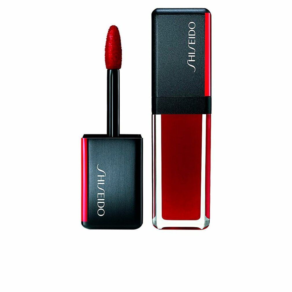 Rode lipgloss met zwarte dop. Applicator zichtbaar. Shiseido-logo op de verpakking.