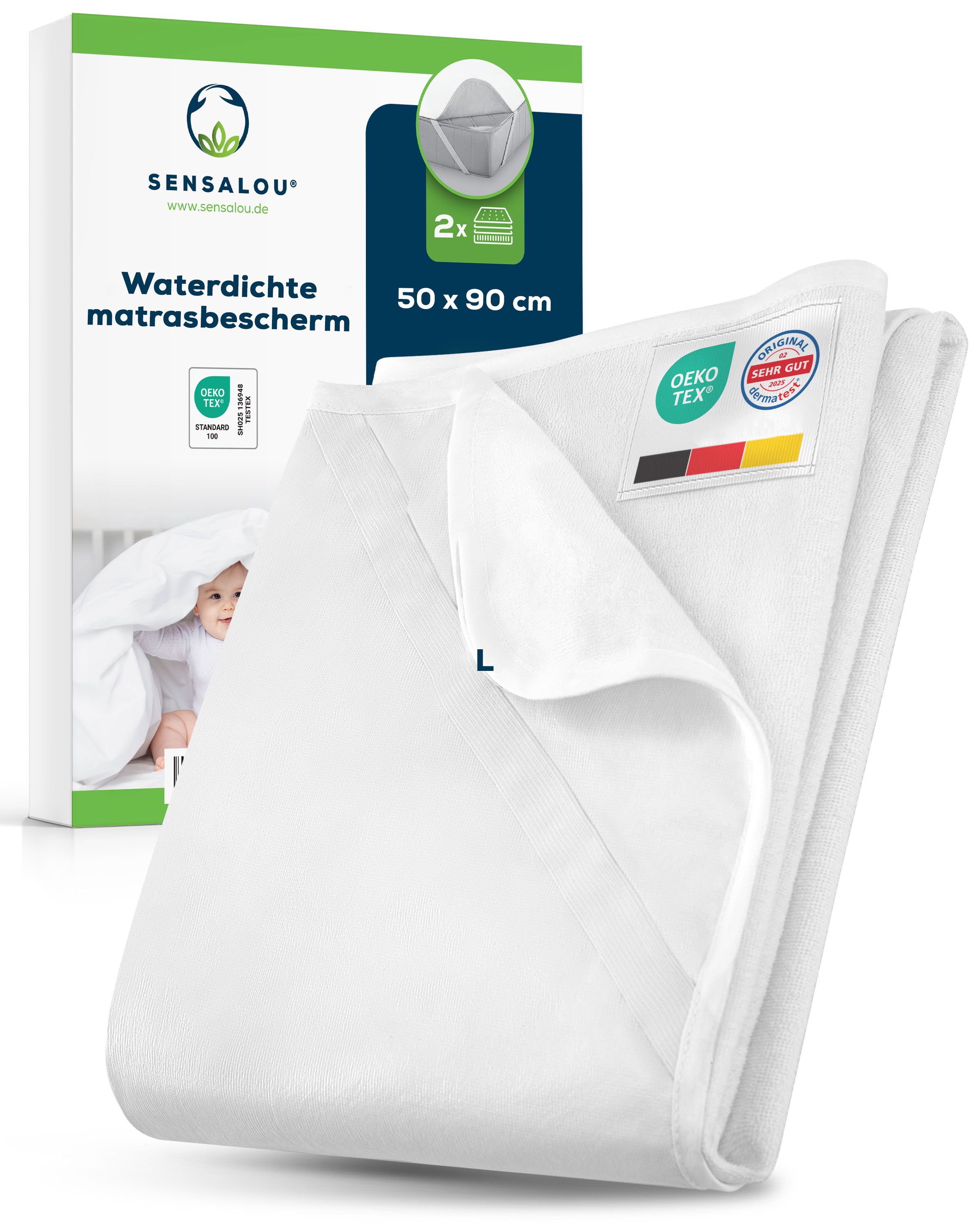 Witte matrasbeschermer, set van 2, 50x90 cm. Verpakking met productnaam, logo en certificeringen. Baby op de achtergrond.