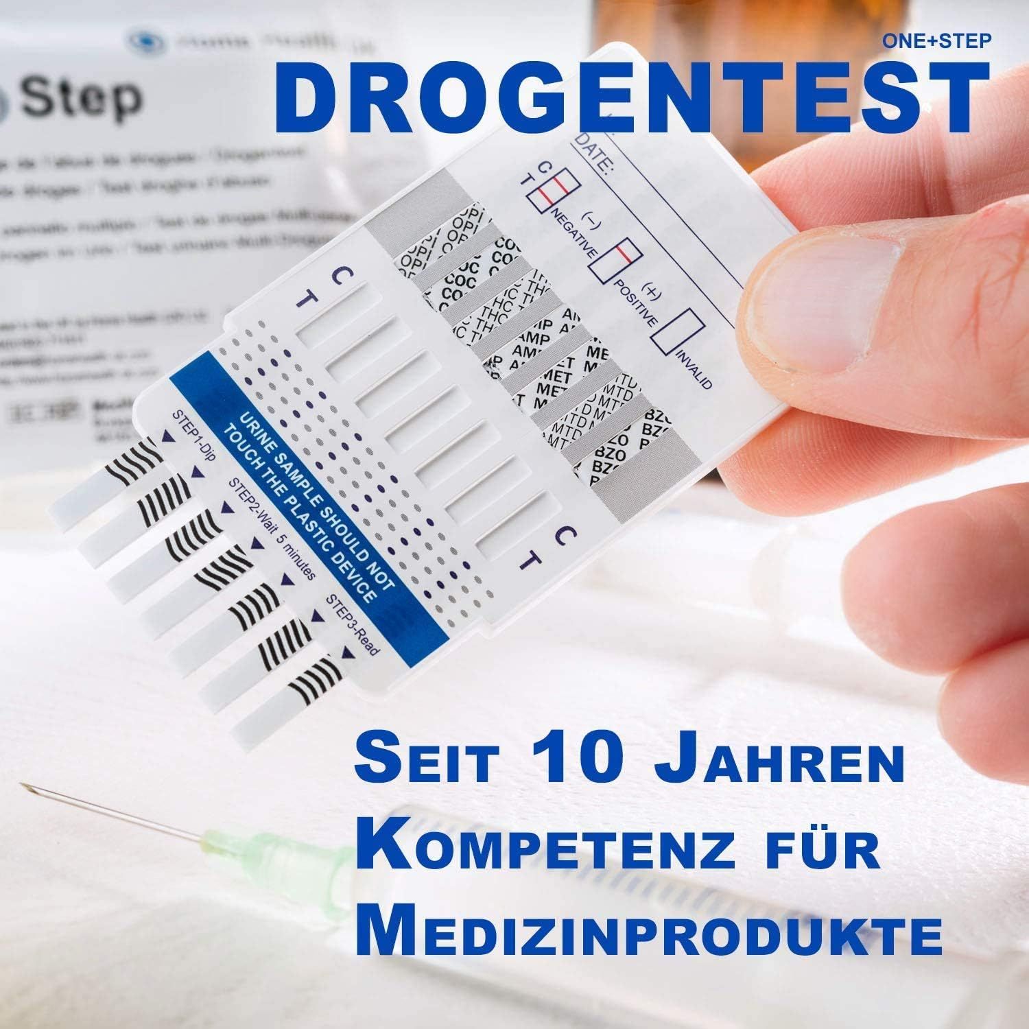 Drugstest in de hand gehouden. Opschrift: Al 10 jaar expertise in medische hulpmiddelen. Teststrips met gekleurde indicatoren.